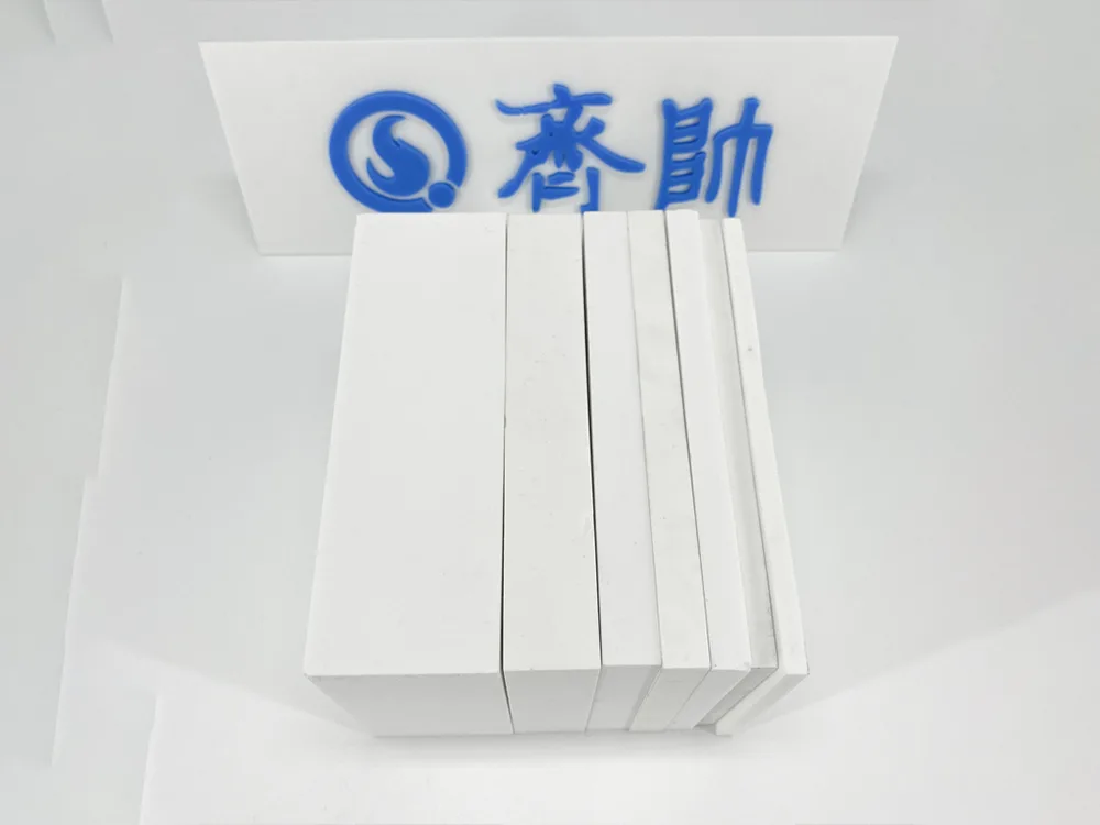 Kateri material je keramična plošča iz aluminijevega oksida?